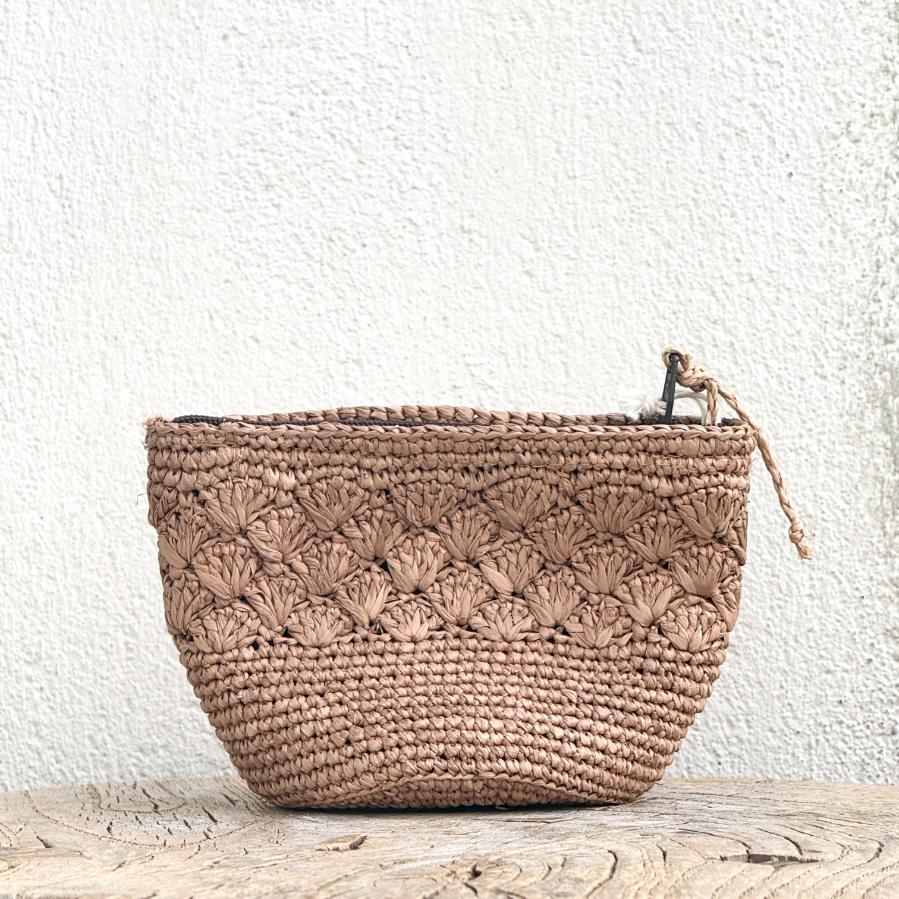 Elegant lille pung i raffia fra Rabarany i den bløde Lin-nuance – perfekt til et naturligt og stilrent look.