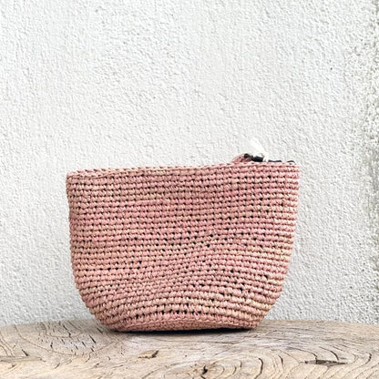 Fin og feminin raffia-pung fra Rabarany i en støvet rosa tone – giver et diskret farvepift til dit outfit.