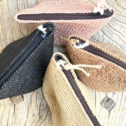 Fin og feminin raffia-pung fra Rabarany i en støvet rosa tone – giver et diskret farvepift til dit outfit.