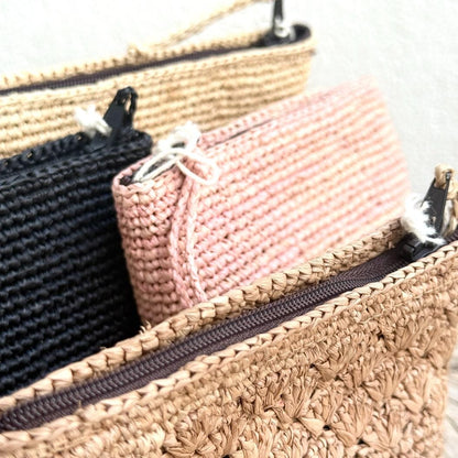Fin og feminin raffia-pung fra Rabarany i en støvet rosa tone – giver et diskret farvepift til dit outfit.