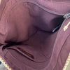 Lohan er en fin skuldertaske i lys natur raffia og med læderhanke