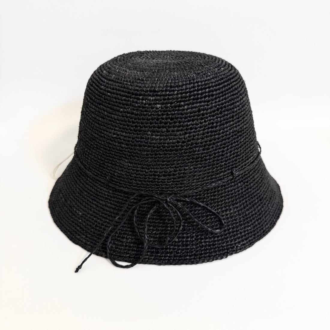 Sort Sommerhat med sløjfe.
