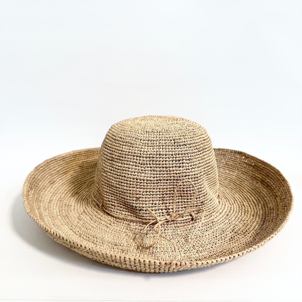 Sommerhat flettet i raffia fra Rabarany. 