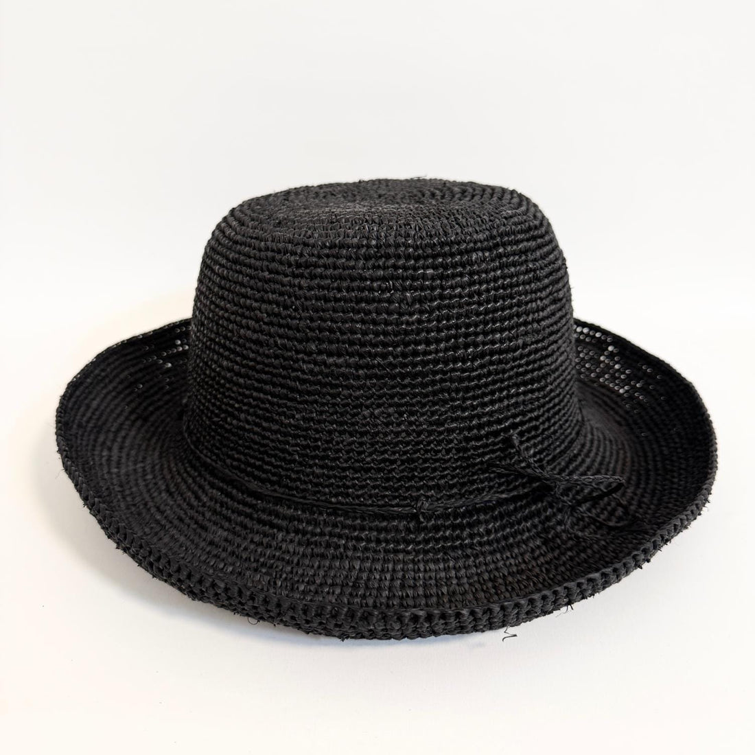 Sort Rabarany sommerhat - er lavet i naturmateriale 