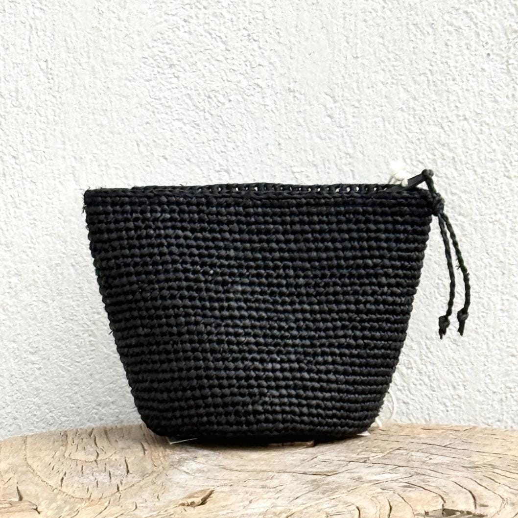 Minimalistisk raffia-pung fra Rabarany i sort – et stilfuldt valg, der passer til alt.