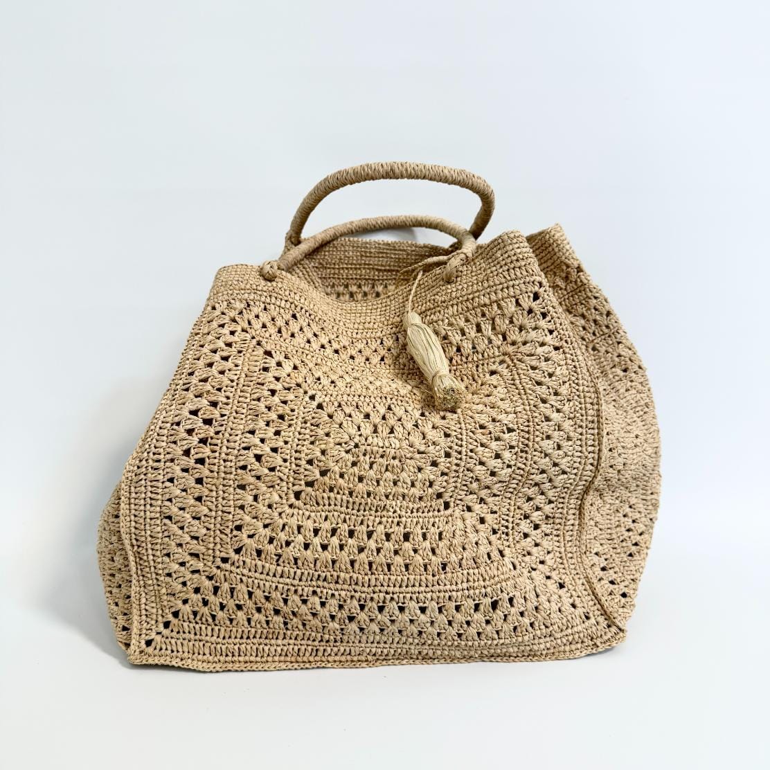 Hæklet taske fra Rabarany i materialet Raffia-. Find flere varianter hos Balsalen.dk