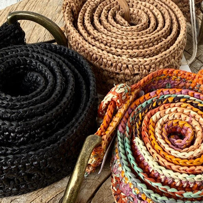 Raffia-bælte i den lyse Lin-nuance – et naturligt og elegant valg til både kjoler og bukser.