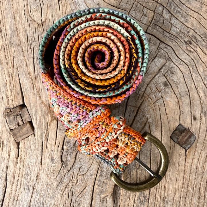 Elegant lille taske i raffia i den bløde Lin-nuance – perfekt til et roligt og nordisk inspireret look.