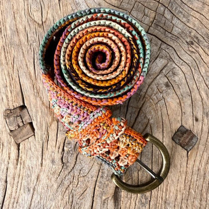 Elegant lille taske i raffia i den bløde Lin-nuance – perfekt til et roligt og nordisk inspireret look.