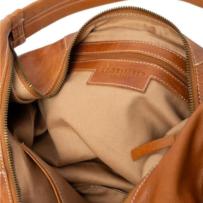 Genevie tasken er en stor lædertaske i farven burned tan, som er lysebrunt læder.