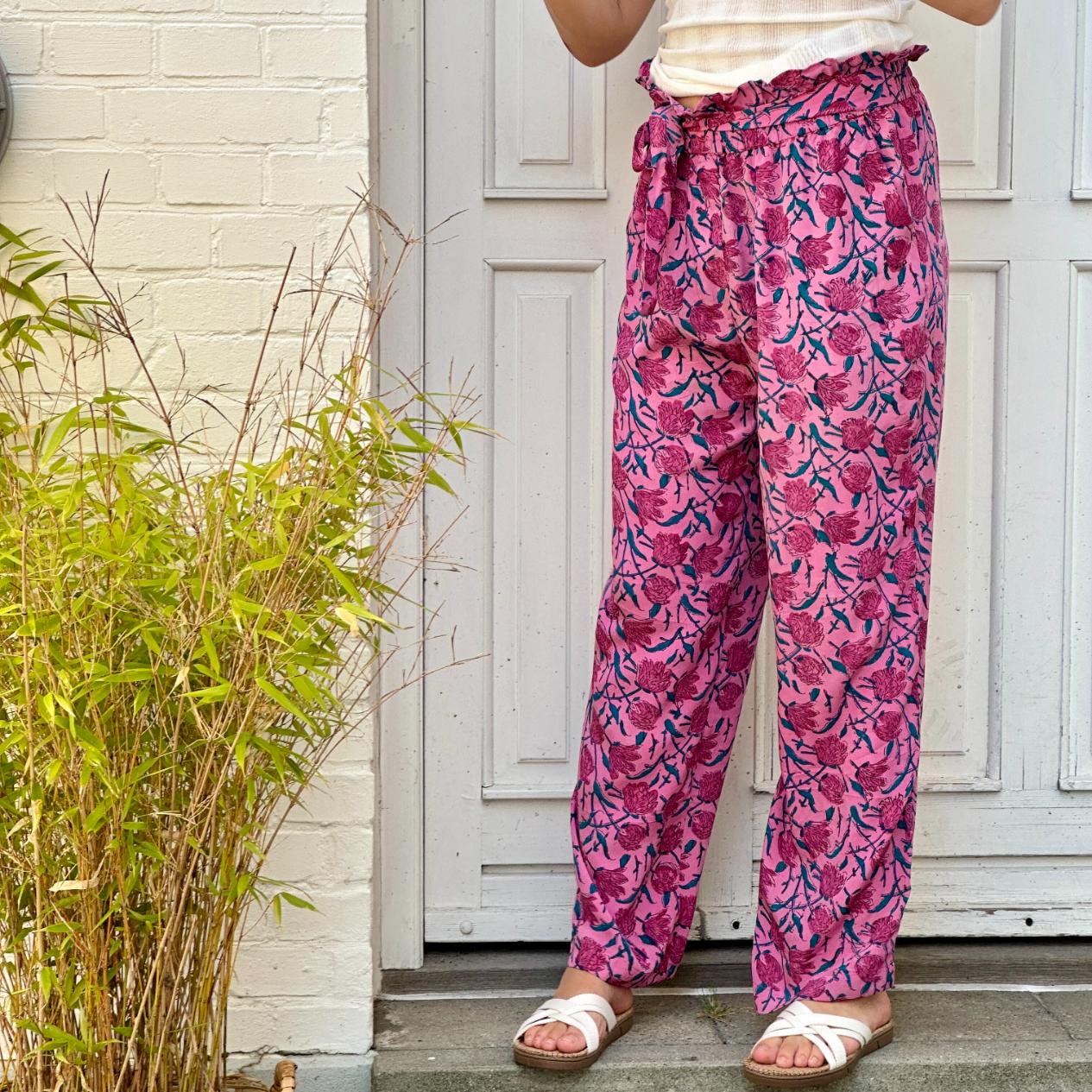 Silke bukser fra Relove &amp; Roses i lyserød og med blomster på