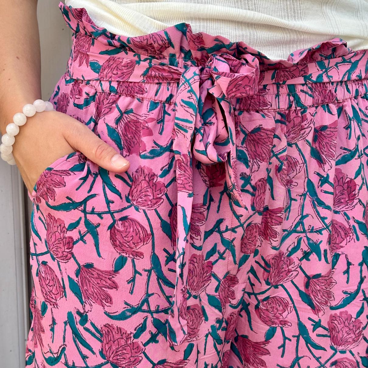 Silke bukser fra Relove &amp; Roses i lyserød og med blomster på