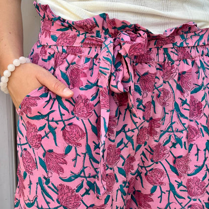 Silke bukser fra Relove &amp; Roses i lyserød og med blomster på