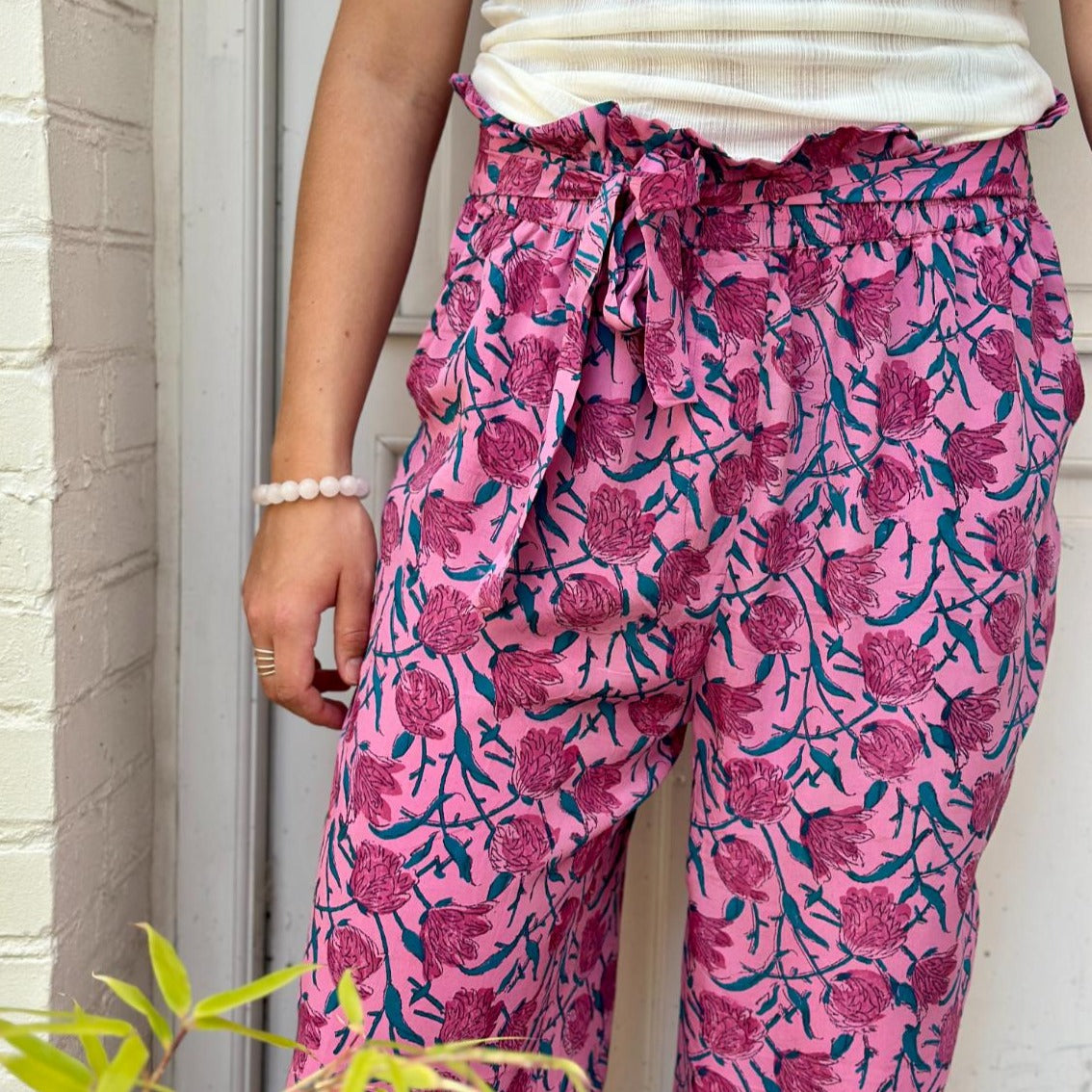 Silke bukser fra Relove &amp; Roses i lyserød og med blomster på