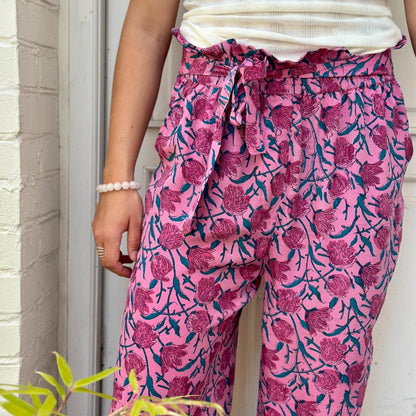 Silke bukser fra Relove &amp; Roses i lyserød og med blomster på