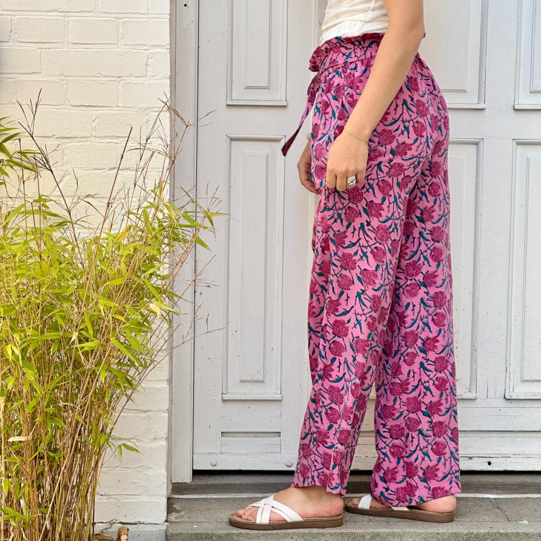 Silke bukser fra Relove &amp; Roses i lyserød og med blomster på