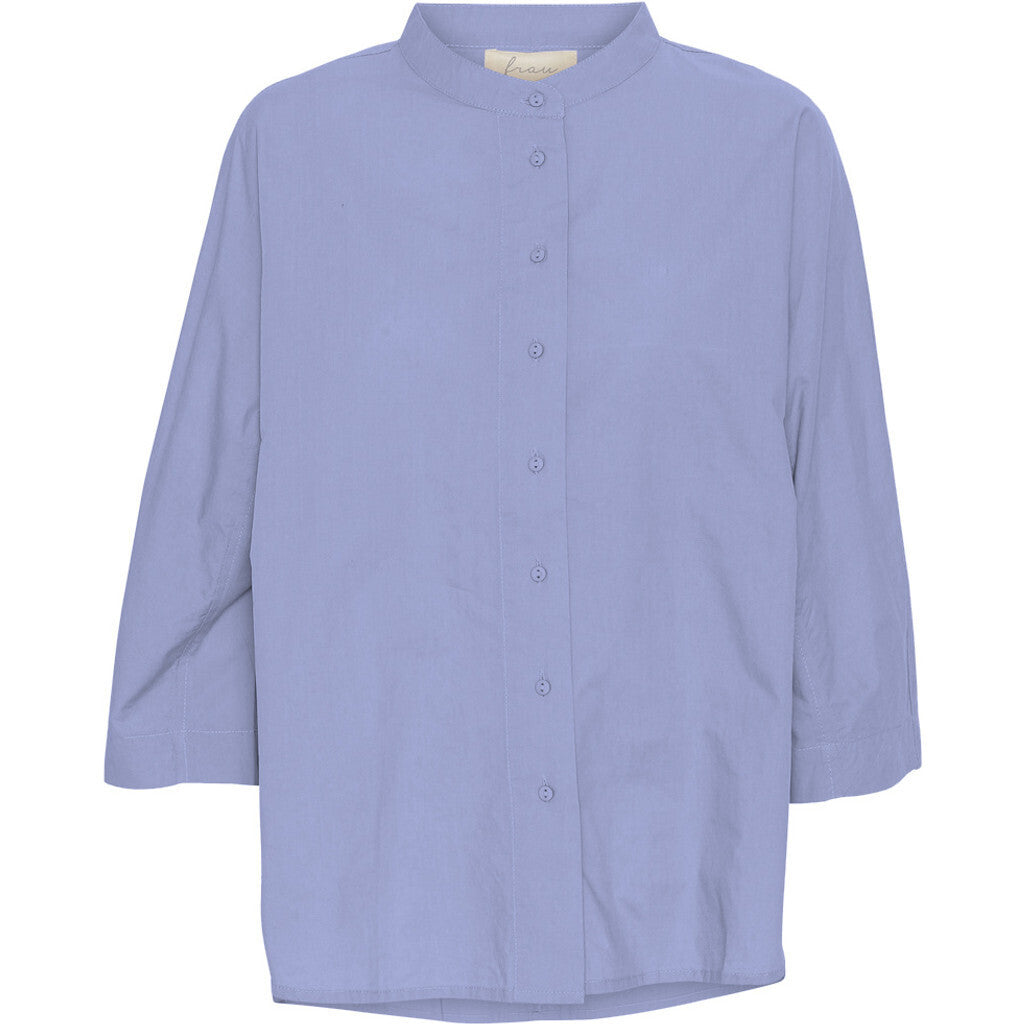 Lyseblå oversized skjorte i enkelt design med 3/4 ærmer og kinakrave. Skjorten er lidt længere bagpå og runder fint foran. Skjorten har stolpelukning, og er lavet i en let økologisk bomuldspoplin, som gør skjorten åndbar og behagelig at have på. Skjorten er one size og passer str 34-44.