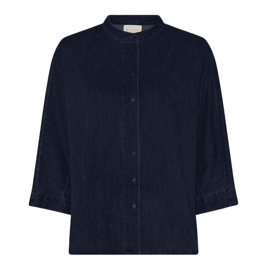 Seoul skjorten fra FRAU i dark blue denim er en mørkeblå skjorte med tre kvart ærmer, kinakrave og knapper hele vejen ned.