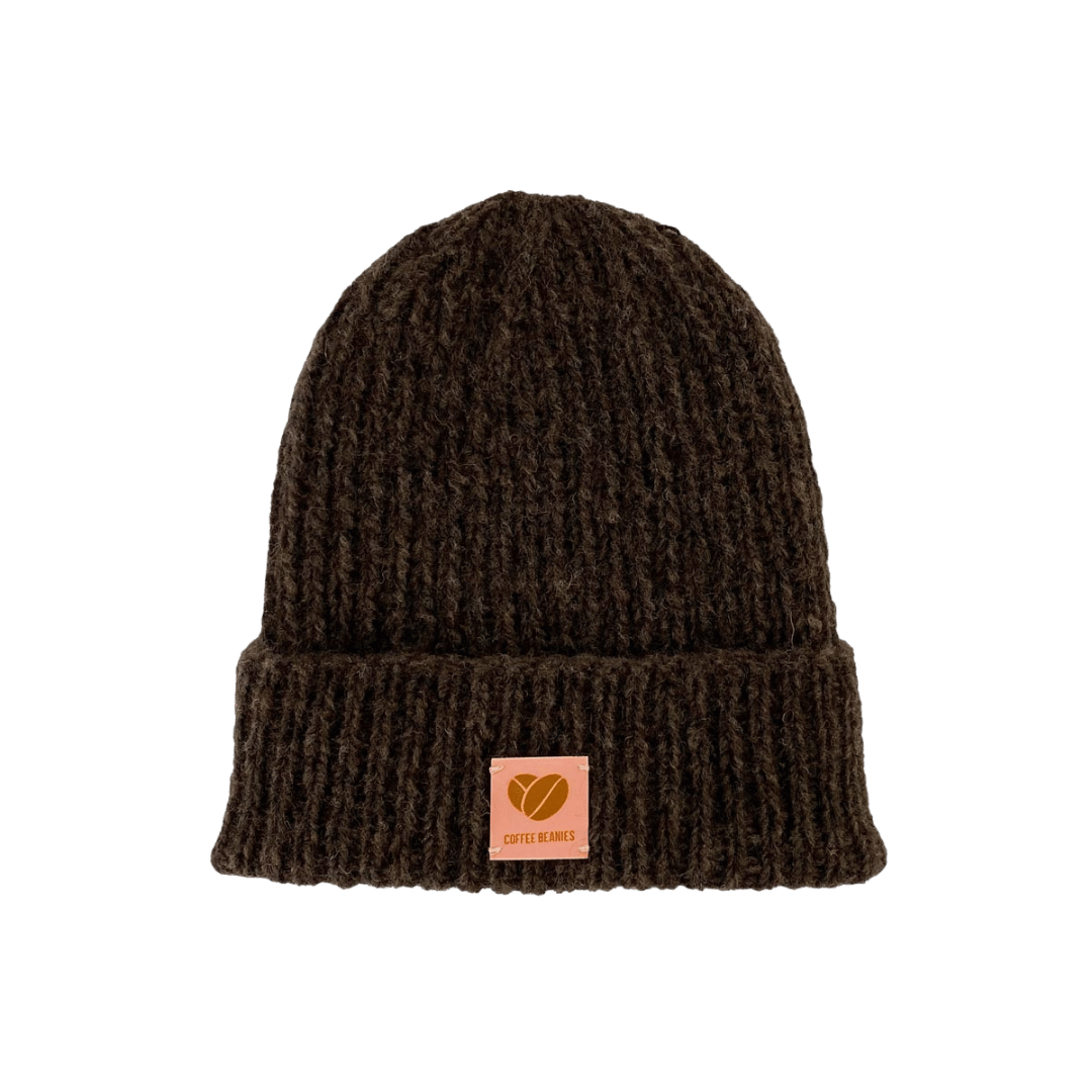 Varm og hyggelig strikket hue i farven mørk brun. Strikket i alpaca mix fra Coffee Beanies.