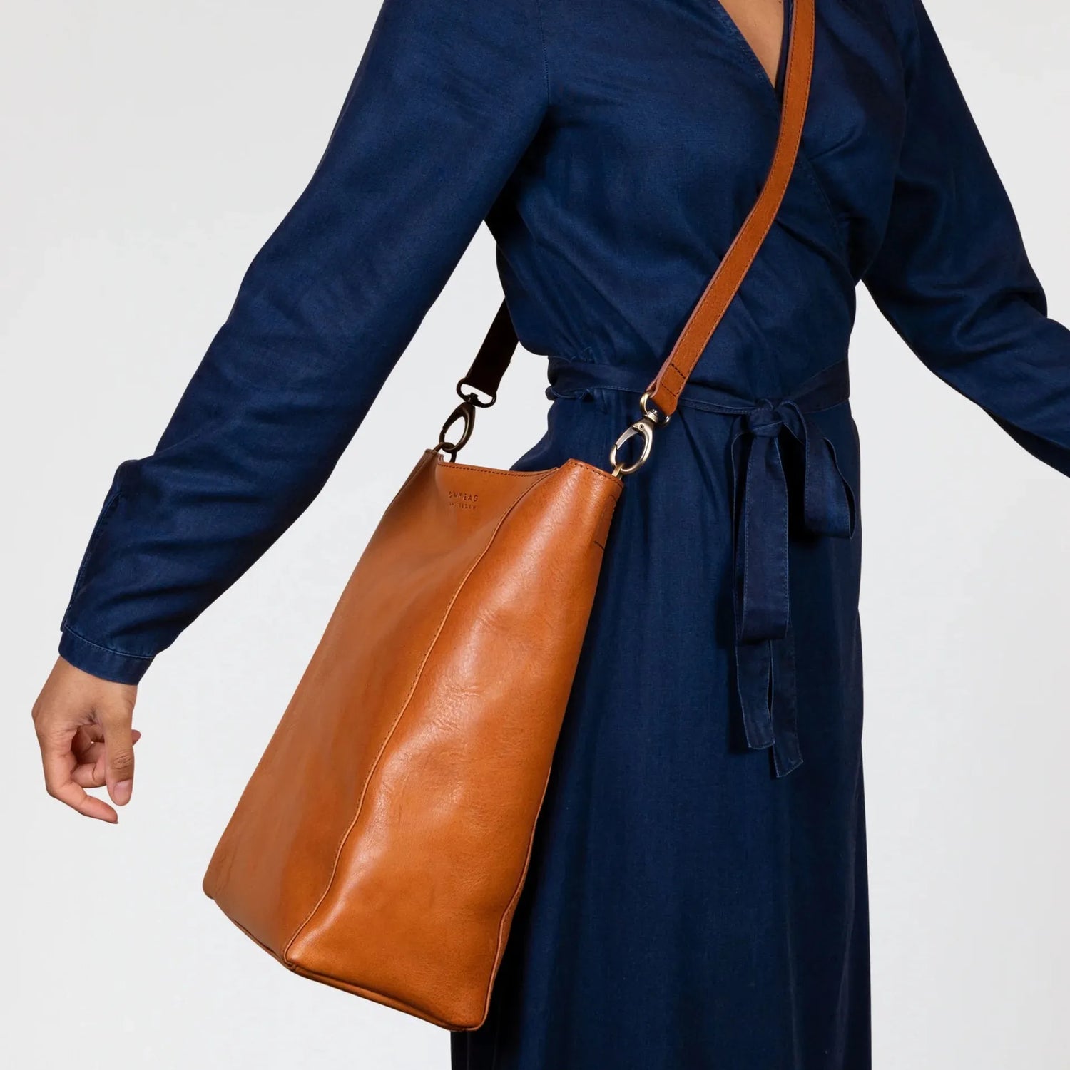 Stor arbejdstaske i læder fra O My Bag - her ses den på kroppen