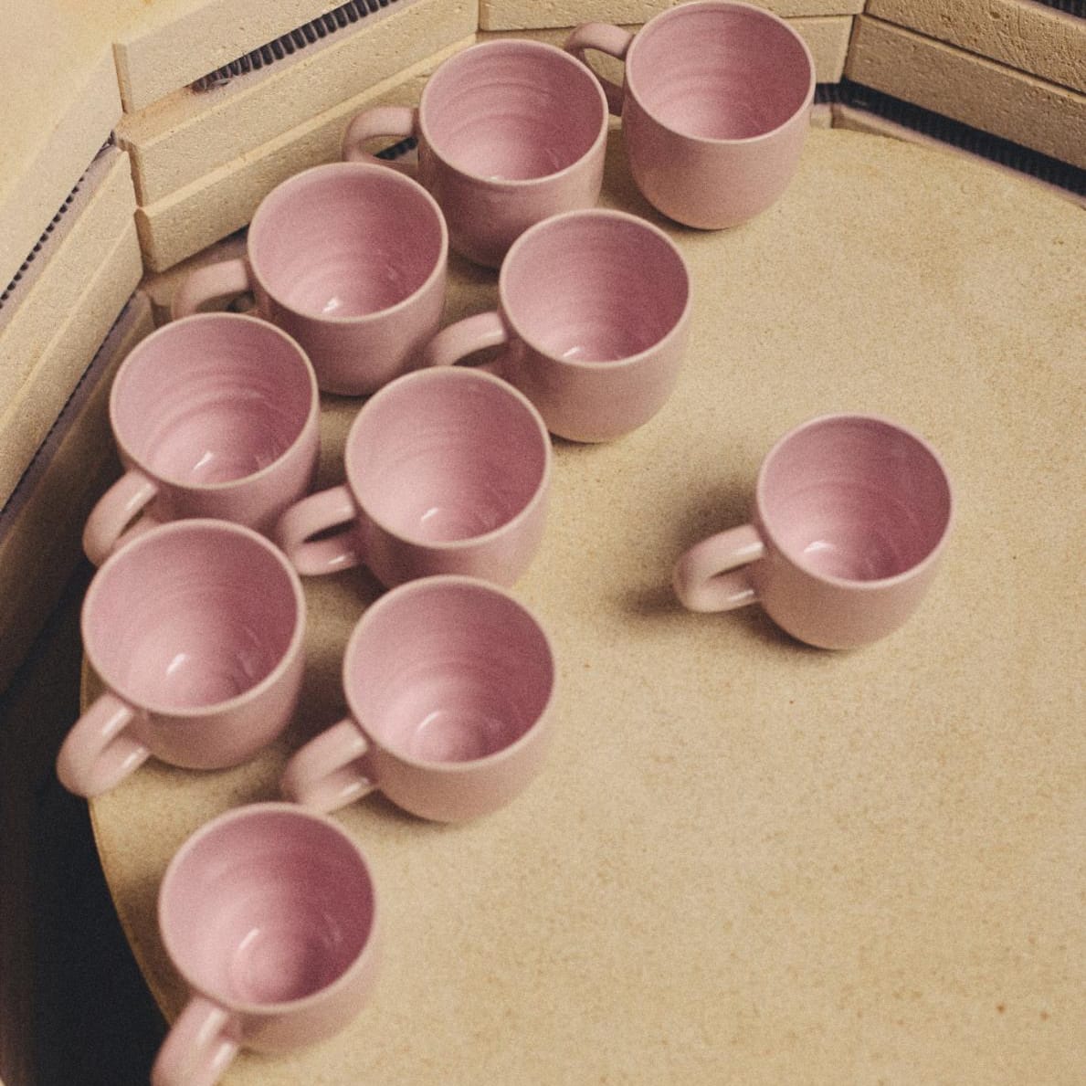 Keramikkop i Oda-design fra Julie Damhus, pink glasur og rund form, produceret i begrænset antal