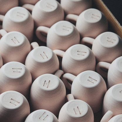 Julie Damhus Oda kop med blank pink glasur, designet i samarbejde med Soft Rebels