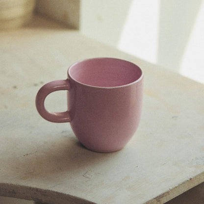 Rund Oda kop i pink keramik, Julie Damhus x Soft Rebels, limited edition samarbejde