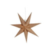 Papirstjernen Stella 60 Beige har med sine lige linjer fået en blødere og varmere fremtoning i sin lyse, naturtonede nuance. Omfavn lyset, der skinner gennem denne julestjernes håndslåede små huller. En håndfoldet, klassisk adventsstjerne til det moderne, skandinaviske hjem.