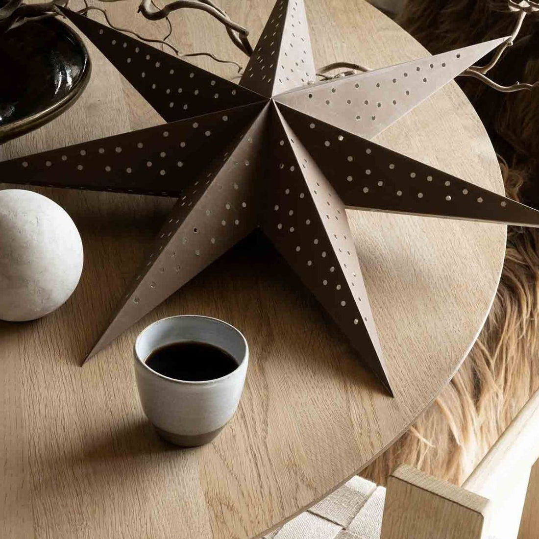 Papirstjernen Stella 60 Beige har med sine lige linjer fået en blødere og varmere fremtoning i sin lyse, naturtonede nuance. Omfavn lyset, der skinner gennem denne julestjernes håndslåede små huller. En håndfoldet, klassisk adventsstjerne til det moderne, skandinaviske hjem.