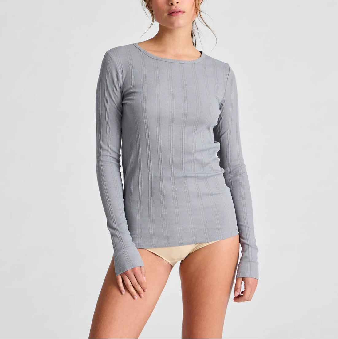 Klassisk Thyra bluse fra Gai+Lisva i økologisk bomuld, langærmet design i den lyse gråblå farve Monument.