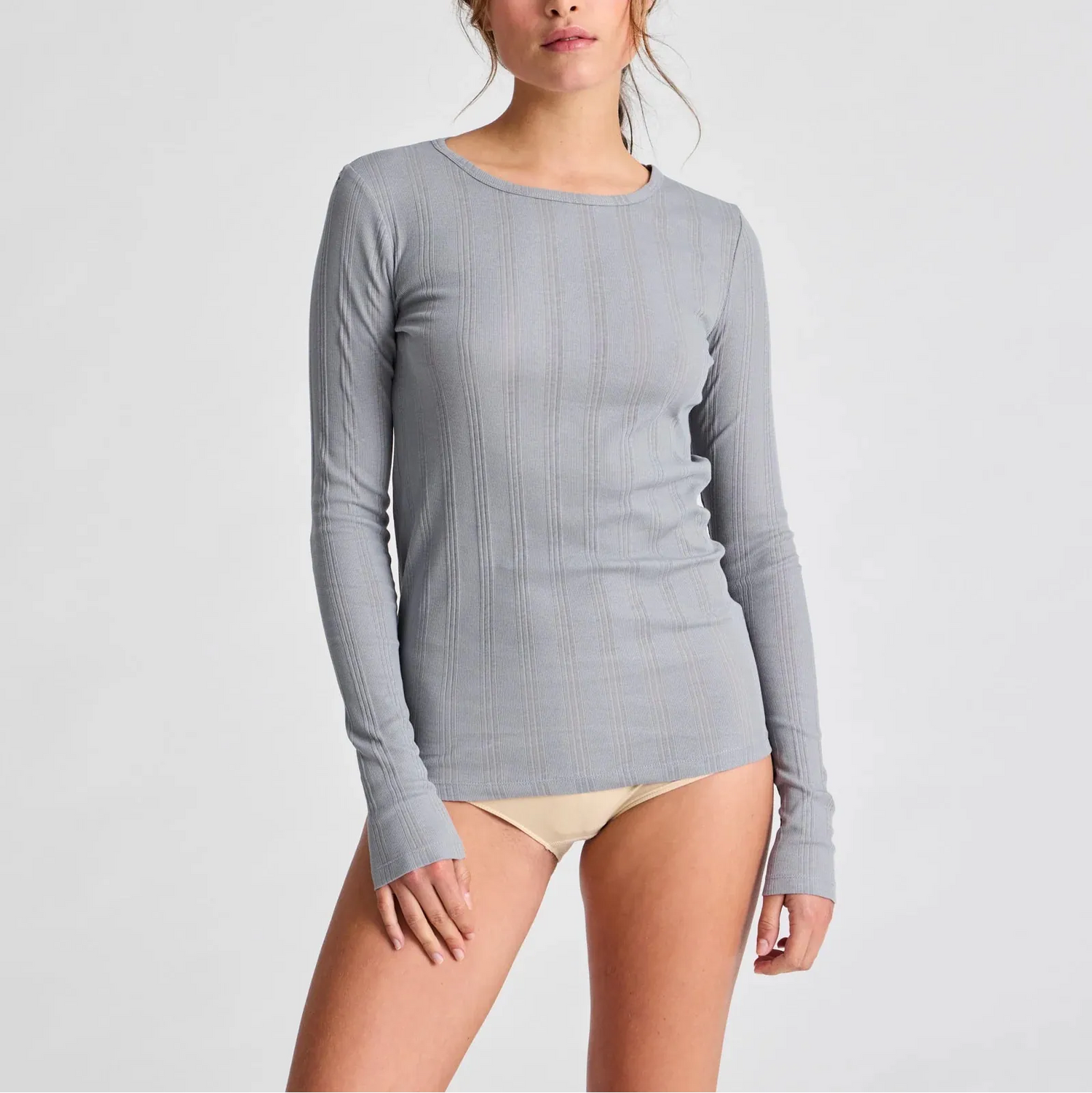 Klassisk Thyra bluse fra Gai+Lisva i økologisk bomuld, langærmet design i den lyse gråblå farve Monument.