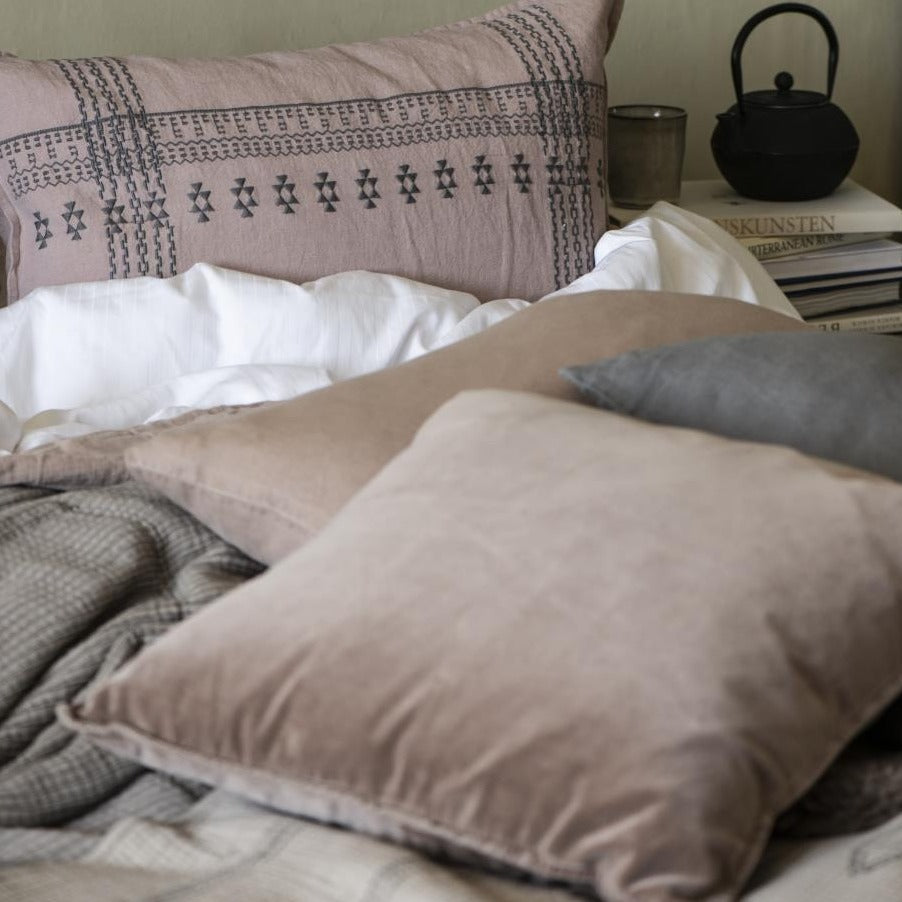 Stenvasket bomuldsvelour puder i farven &