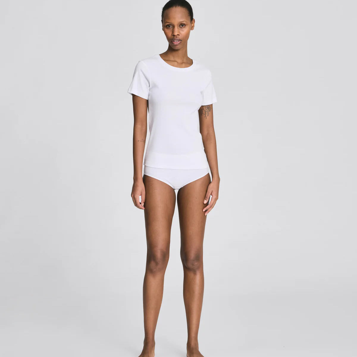 Kortærmet hvid Trille t-shirt i økologisk bomuld med rund halsudskæring, ribkanter og tæt pasform.