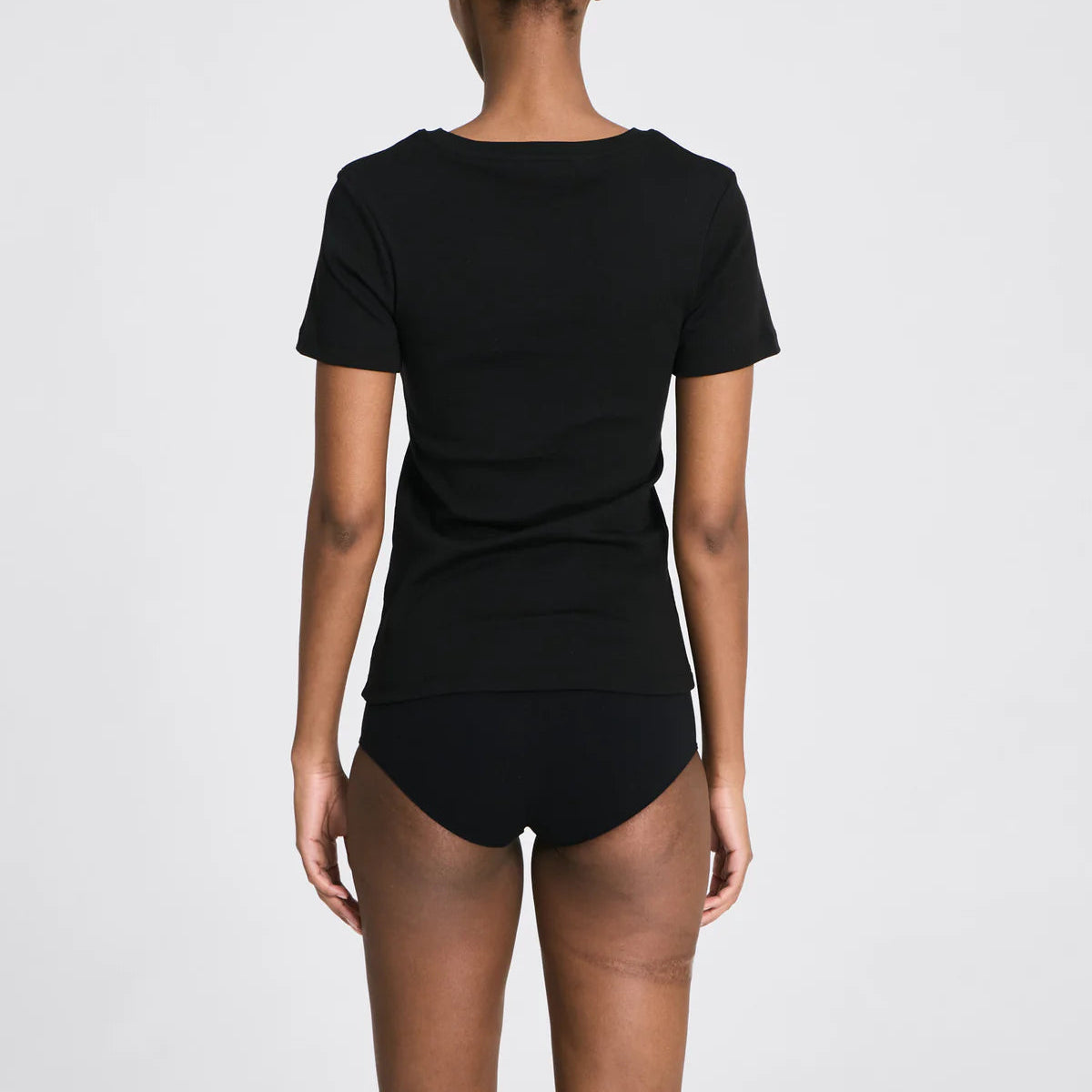 Enkel Trille t-shirt i sort i økologisk bomuld med tætsiddende design og ribbede afslutninger.