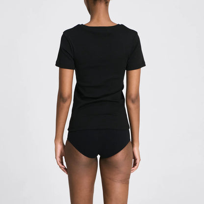 Enkel Trille t-shirt i sort i økologisk bomuld med tætsiddende design og ribbede afslutninger.