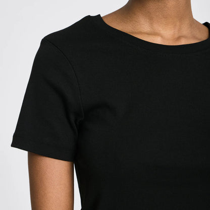 Trille t-shirt i sort med kort ærme, 1x1 ribstruktur og klassisk rund hals.
