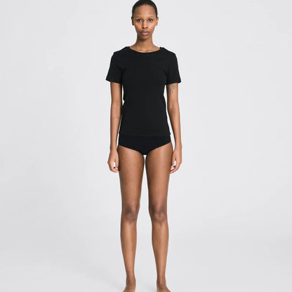 Sort Trille t-shirt i økologisk bomuld med rund halsudskæring, ribkanter og tætsiddende pasform.