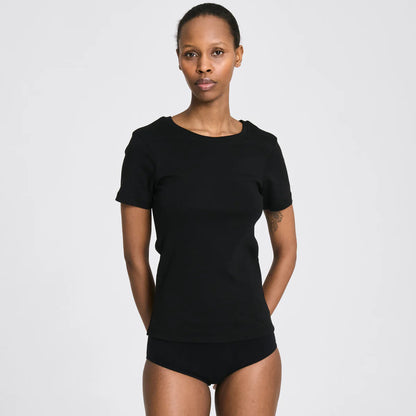 Trille t-shirt i sort fremstillet i 100 % økologisk bomuld med kortærmer og 1x1 ribkvalitet.