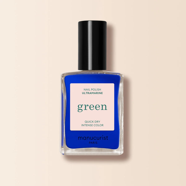 En vegansk neglelak fra Manucurist Paris i farven 'Ultramarine' som er en kraftig blå farve