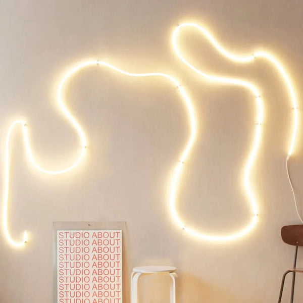 9 meter langt LED lysrør fra studio about i en varm hvidelig farve. Skab organiske former og brug den på væggen eller som spisebordslampe