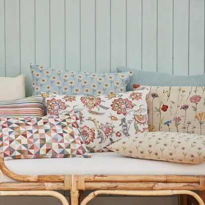 Pude fra Spliid med fin blomstereng på en sandfarvet baggrund