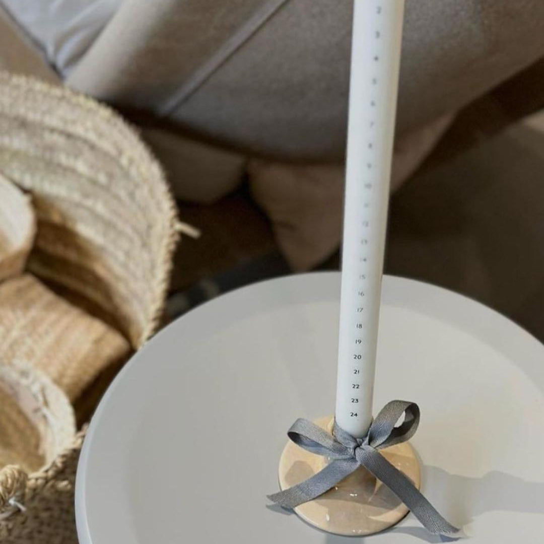 Tynd kalenderlys fra Åbenlys i hvid med sorte tynde tal. Lavet i soja og stearin 