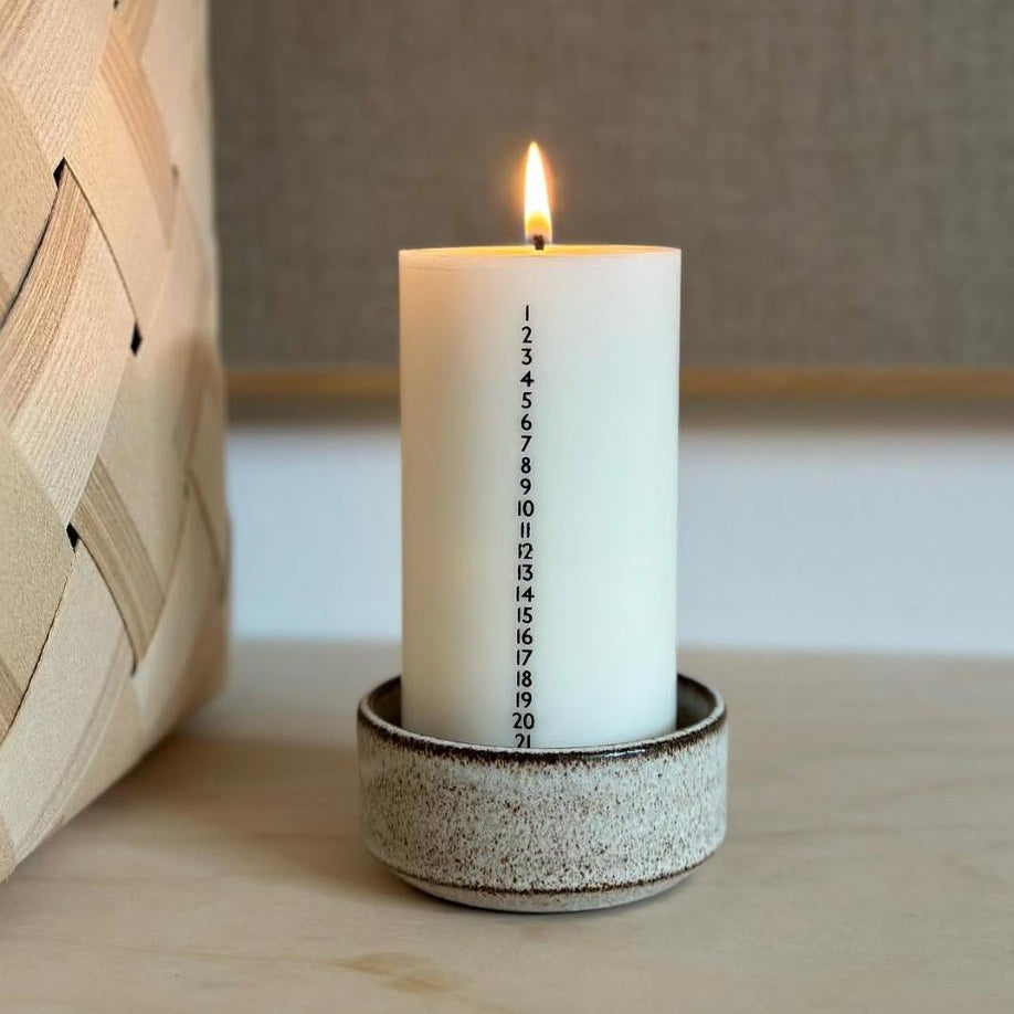  Hvidt kalenderlys med sorte tal. Kalenderlyset består af 51% sojavoks og 49% stearin, og er derfor det tætteste, man kan komme på et soja-kalenderlys.