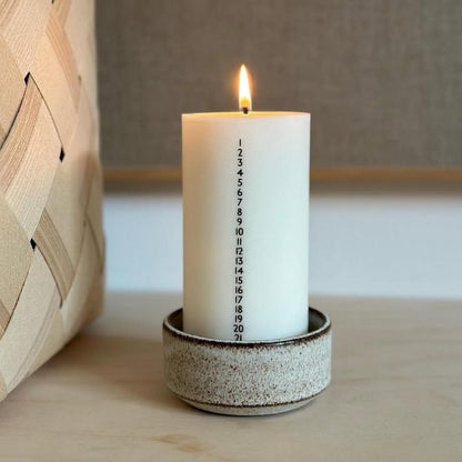  Hvidt kalenderlys med sorte tal. Kalenderlyset består af 51% sojavoks og 49% stearin, og er derfor det tætteste, man kan komme på et soja-kalenderlys.