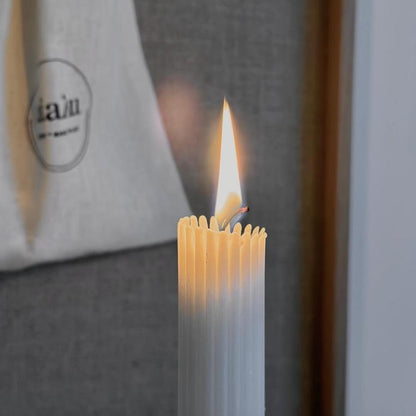  Rillelyset fra Åbenlys har en smuk flødefarve der sammen med de fine riller giver dig et flot og elegant lys. Stagelyset måler 25 cm og passer i alle almindelige lyserstager. 