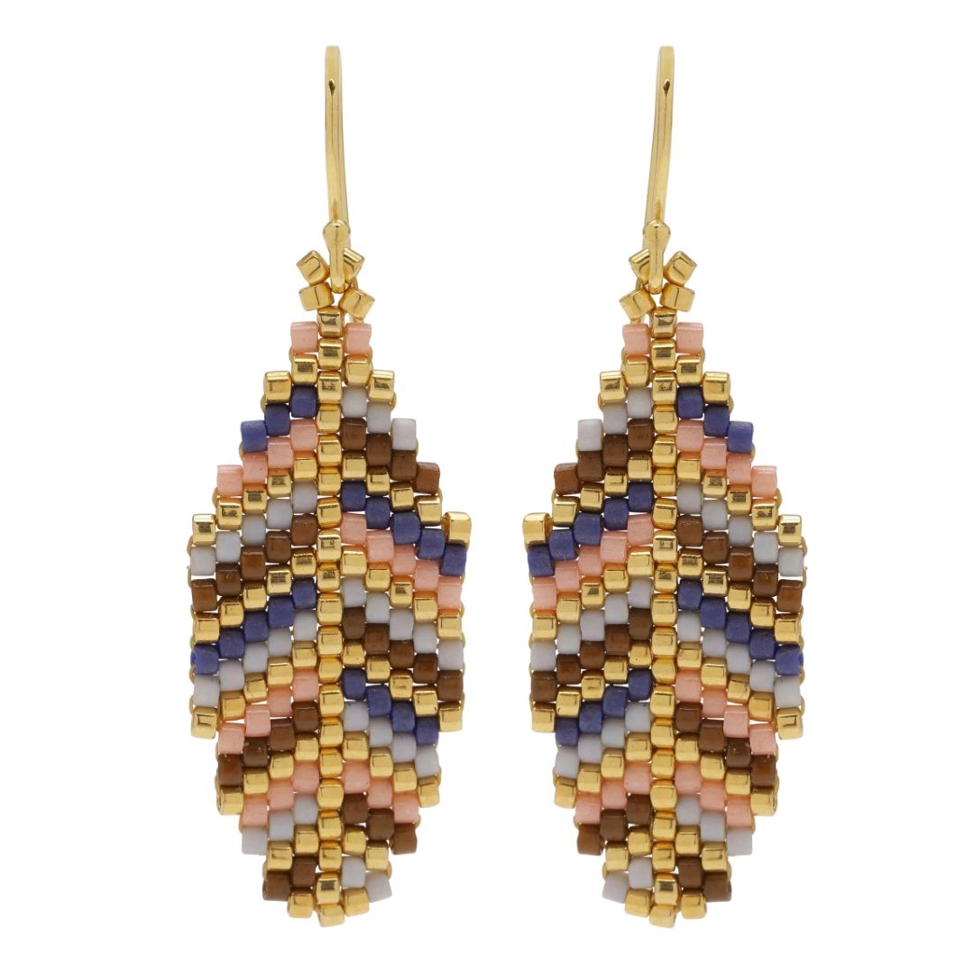 Smukke øreringe formet som blade. De er lavet af små fine perler i guld, rosa, blå og brun. Dette er det store par