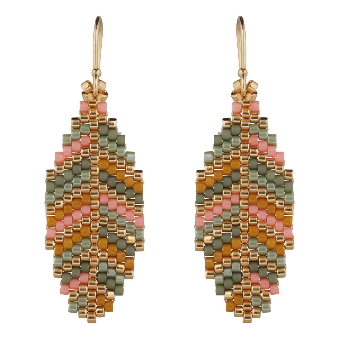 Smukke øreringe formet som blade. De er lavet af små fine perler i guld, rosa, grøn og karry. Dette er det store par
