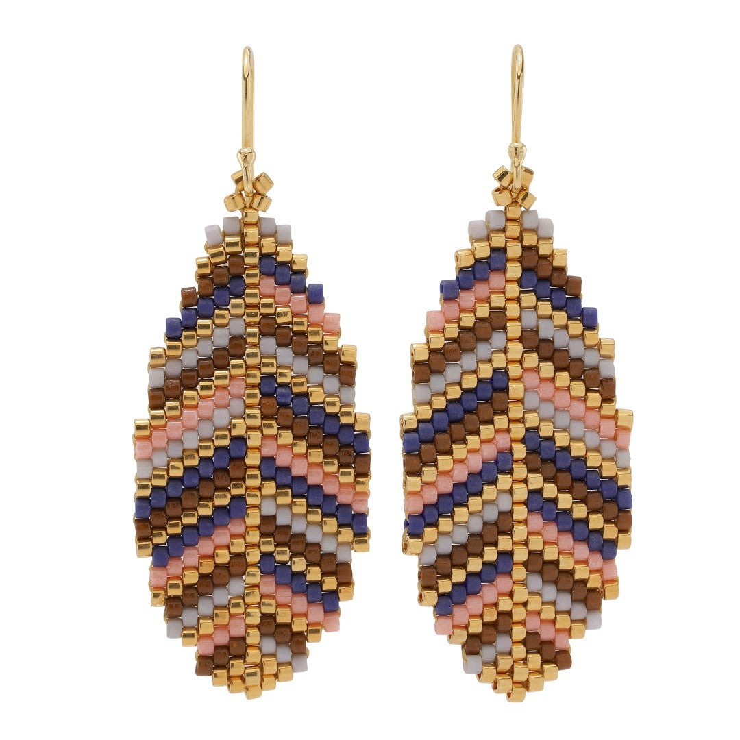 Smukke øreringe formet som blade. De er lavet af små fine perler i guld, rosa, blå og brun. Dette er det lille par