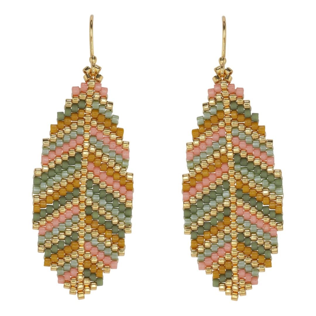 Smukke øreringe formet som blade. De er lavet af små fine perler i guld, rosa, grøn og karry. Dette er det store par