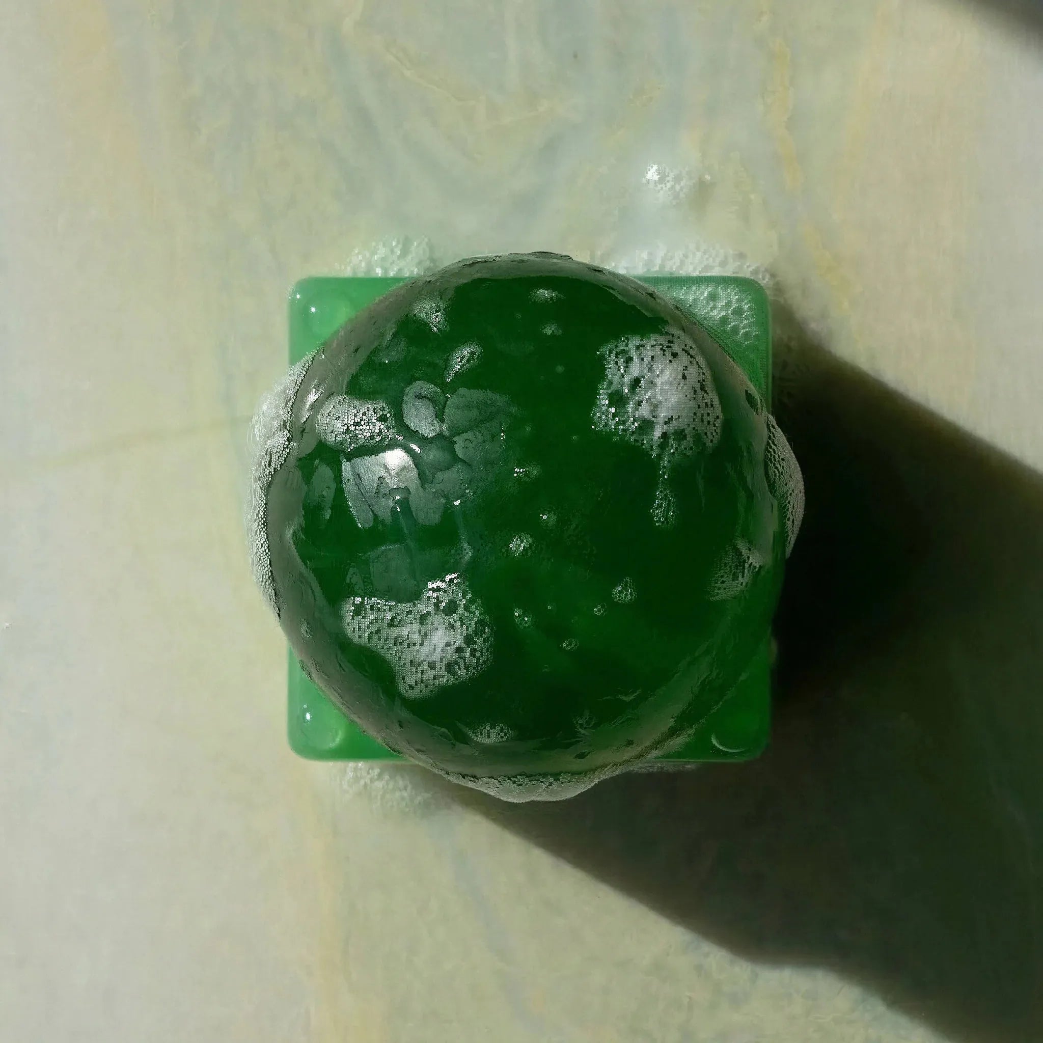 Gennemsigtig grøn OBA sæbe på mælkeagtig base i fast resin